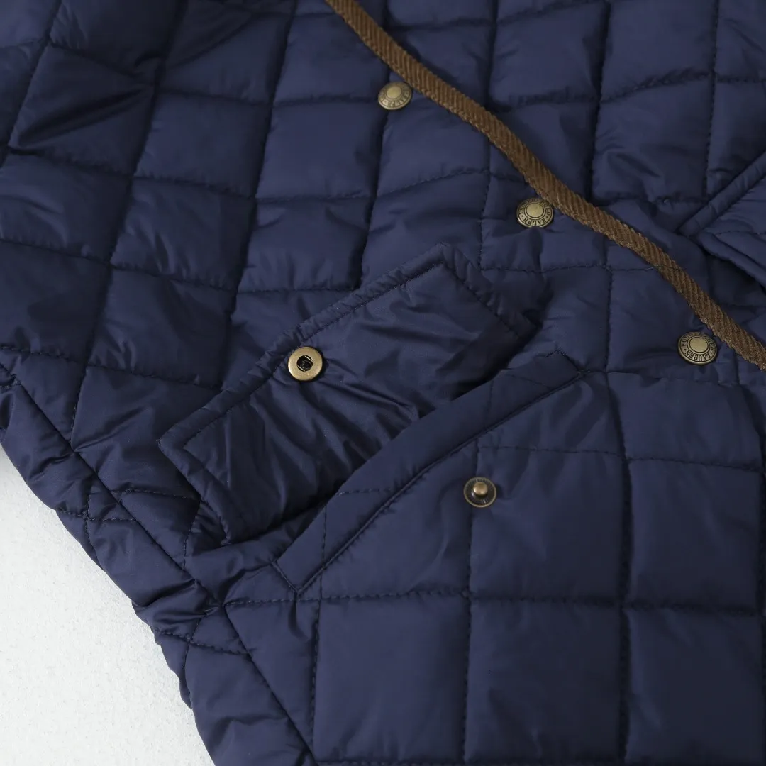 P350 #R53 Ralph Lauren Diamond Quilted Cotton Clothes Women's Tops Retro college style, classic diamond quilting, retro and warmth coexist. When delicate quilting stitches meet the three-dimensional diamond pattern, a warm cotton jacket with a college atmosphere. Exquisite details interpret autumn and winter textured outfits. 4-color versatile style, easy to control various occasions. Black classic｜Low-key high-end that never goes wrong Navy blue is calm | Quiet and intellectual temperament; Khaki is gentle | Creates a warm retro atmosphere; White is fresh | A touch of light halo in winter. Ingenuity is evident in the details, and the quality is at your fingertips. Customized metal buttons embellish the placket. Exquisite embroidery on the chest highlights the brand genes. 120g high-fill cotton is evenly filled. Commuting scene: Pair with straight trousers + loafers. Casual everyday: layered knitted skirt + short boots. College style: combination of jeans + canvas shoes. This winter, let the diamond pattern add elegance to you. Use a classic cotton coat to write your own retro fashion narrative. Color: Navy blue, black, white, khaki. Size: S M L XL. Bust: 107 111 115 119. Length: 65 66 67 68 Sleeve length: 64 64 64 64 Shoulder width: 42 43 44 45 S size: recommended within 100 catties M size: recommended within 120 catties L size: recommended within 140 catties XL size: recommended within 160 catties